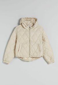 Beige prošívaná bunda s kapucí, zipovým zapínáním a bočními kapsami; má elastické manžety a mírně zkrácený lem.