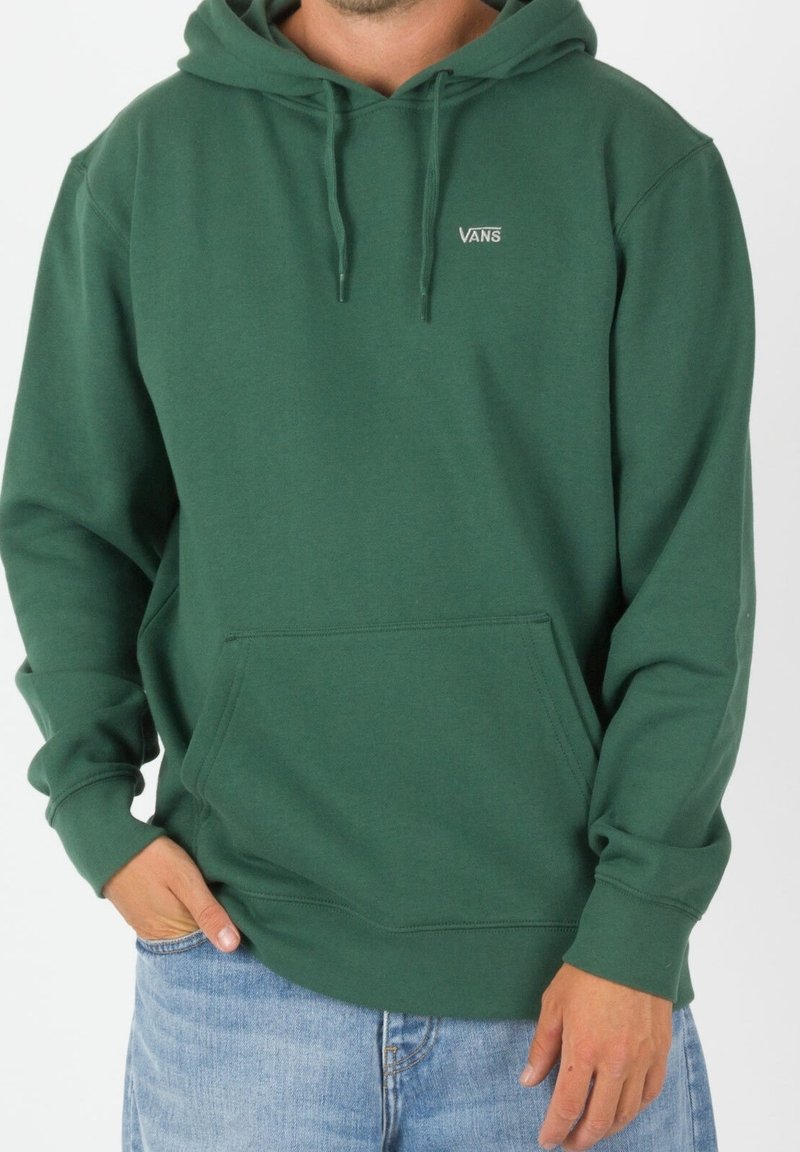 Sudadera con capucha verde hecha de tela suave con un bolsillo frontal y capucha con cordón. Presenta un pequeño logo "VANS" en la parte superior izquierda del pecho.