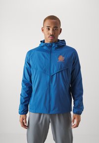 Nike Performance - RUN ENERGY WINDRUNNER - Chaqueta de running - court blue/safety orange Imagen en miniatura 1