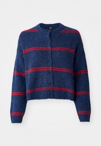 Marineblauwe gebreide cardigan met rode horizontale strepen, ronde halslijn, knoopsluiting aan de voorkant en lange mouwen.
