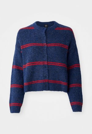 Cardigan tricoté bleu marine avec des rayures horizontales rouges, encolure ronde, fermeture à boutons sur le devant et manches longues.