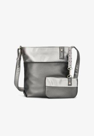 Sac bandoulière gris bicolore et petite pochette assortie avec sangle réglable et fermetures éclair sur fond blanc.