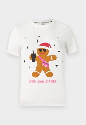 T-shirt branca com um homem-de-panela a usar óculos de sol, um chapéu de Pai Natal, uma bolsa rosa com lantejoulas, a segurar uma bebida, e texto dizendo "Aparecendo como um petisco."