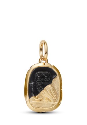 Pendentif en or avec chouette gravée en noir et or tenant un brin, plumes détaillées et boucle supérieure arrondie pour chaîne.