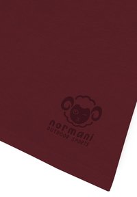 Bordeauxrotes T-Shirt mit glatter Textur und einem dunklen Aufdruck eines Schaf-Grafik mit dem Text "normani OUTDOOR SPORTS" darunter.