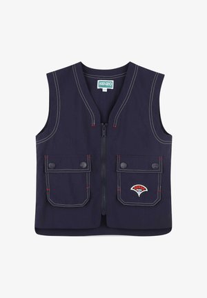 Marine vest met een ritssluiting aan de voorkant, twee grote borstzakken, rood gestikte accenten en een logo patch. Lichtgewicht stof met een gladde textuur.