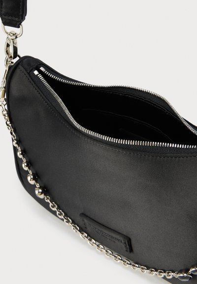 Μαύρη σατέν τσάντα ώμου με στρογγυλεμένο σχήμα, ασημένια μεταλλικά στοιχεία και ιμάντα αλυσίδα με στρογγυλές λεπτομέρειες. Κλείνει με φερμουάρ στην κορυφή.