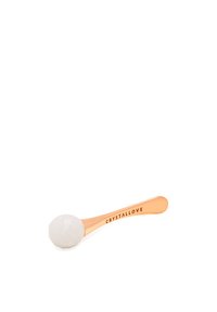 Strumento per massaggio facciale in cristallo con una pietra bianca tondeggiante su un manico in oro rosa inciso con "CRYSTALLOVE". Texture liscia, forma ergonomica.