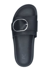 Zwarte slefsandaal met een gestructureerde band en een grote zilveren ronde gesp. Platte, gladde zool met een reliëflogo op de binnenzool.