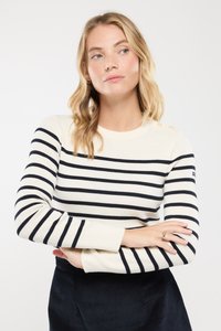 Camisa de manga larga a rayas en color crema y marino. Textura acanalada con un cuello redondo y botones decorativos en el hombro. Ajuste casual.