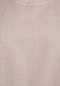 Brązowa i biała tkanina w kratkę, z wzorem w szachownicę, z małymi kwadratami. Gładka tekstura z lekkim połyskiem.