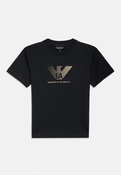 Μαύρο κοντομάνικο μπλουζάκι με διακοσμητικό σχέδιο αετού με κουκκίδες, γράμματα "EA" και το κείμενο "EMPORIO ARMANI" στο κ�έντρο του στήθους.