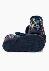 Marineblaue Hausschuhe mit einem weichen, strukturierten Obermaterial, das bunte Roboter-Muster zeigt. Verstellbarer Riemen und robuste Gummisohle für guten Grip.
