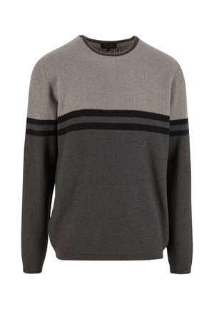 Grijze gebreide trui met een ronde hals, voorzien van een gestructureerd patroon en horizontale strepen in donkerder grijs en zwart over de borst.