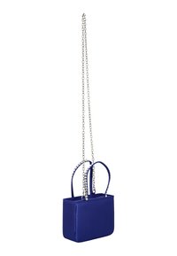 Piccola borsa rettangolare in raso blu scuro, dotata di tracolla a catena argentata e due manici corti, con dettagli decorativi.