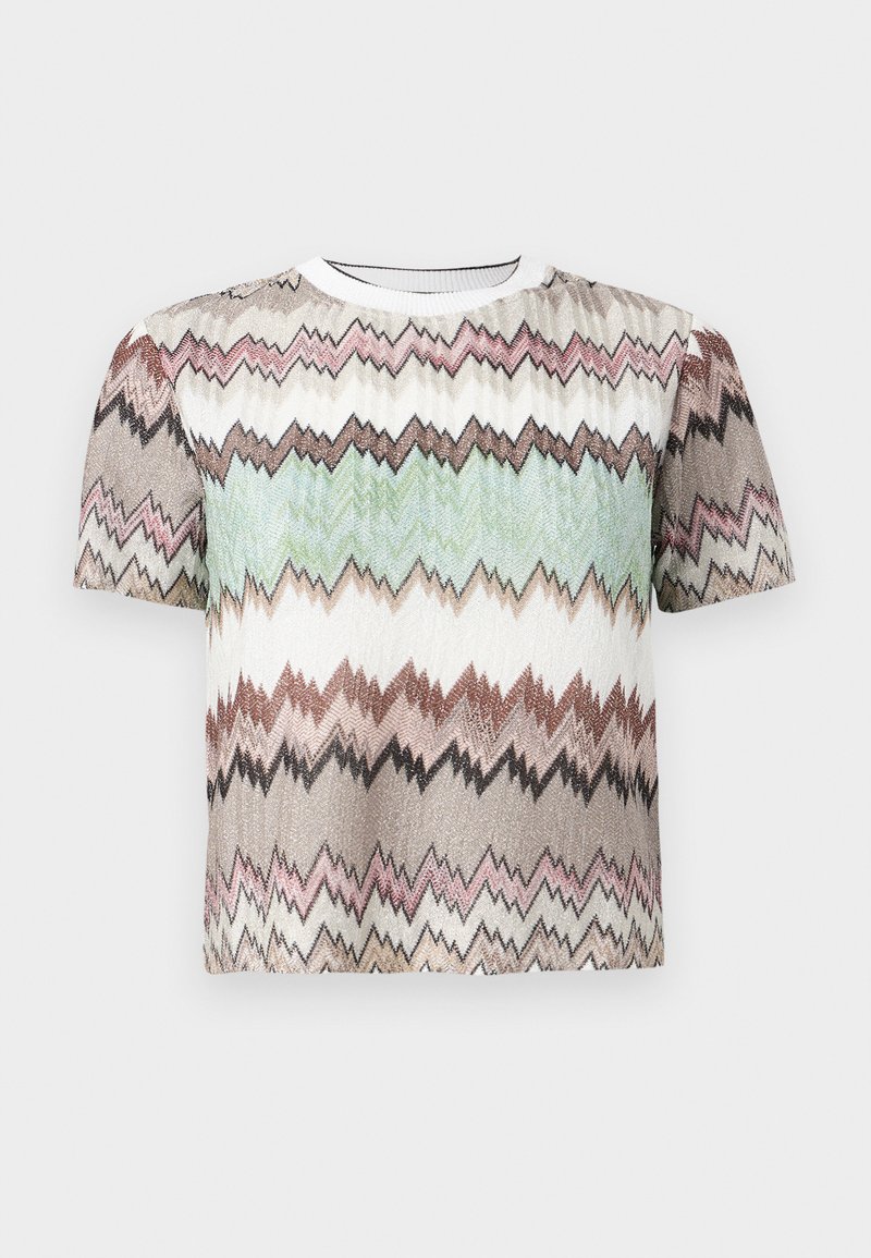 Camiseta de punto de manga corta con un patrón de zigzag en beige, rosa, verde y negro sobre un fondo blanco, con cuello redondo.
