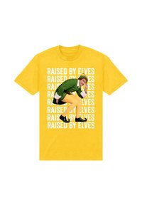 Camiseta amarilla con texto blanco en negrita "Criado por Elfos" y un personaje vestido de verde con piernas amarillas, zapatos negros y una pose juguetona.