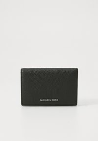 Zwarte leren portemonnee met een textuurafwerking, met een opvouwbaar ontwerp en zilveren "MICHAEL KORS" branding aan de voorkant.