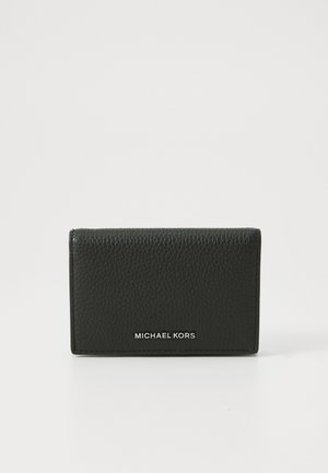 Portefeuille en cuir noir avec une finition texturée, doté d'un design pliable et d'un logo argenté "MICHAEL KORS" sur le devant.