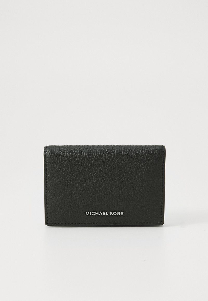 Zwarte leren portemonnee met een textuurafwerking, met een opvouwbaar ontwerp en zilveren "MICHAEL KORS" branding aan de voorkant.
