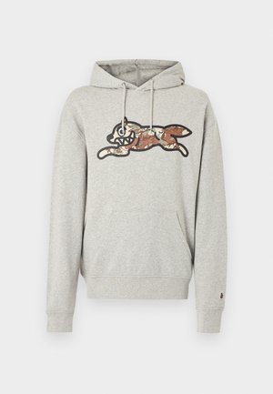 Ανοιχτό γκρι φούτερ με κουκούλα, μπροστινή τσέπη καγκουρό και κορδόνια, με σχέδιο ενός άλματος σκύλου σε καμουφλάζ με καφέ και μπεζ αποχρώσεις.