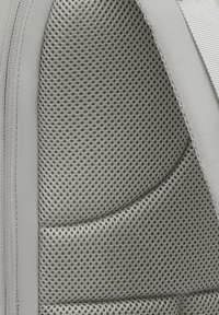 Lichtgrijze ademende meshvulling met driehoekige en rechthoekige vormen, onderdeel van een rugzakschouderband voor comfort en ventilatie.