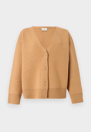 Puha kötött anyagból készült tevészínű kardigán. V-nyakkivágással, hat gombbal, bordázott szegéllyel és egy diszkrét logórészlettel rendelkezik.