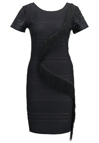 Robe noire à manches courtes avec des motifs en dentelle horizontaux et un détail en franges diagonales partant de l'épaule jusqu'à l'ourlet.
