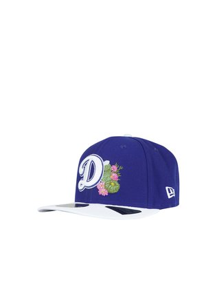 Cappellino da baseball blu e bianco con lettera "D" ricamata e design floreale rosa e verde sul pannello frontale, logo New Era sul lato.
