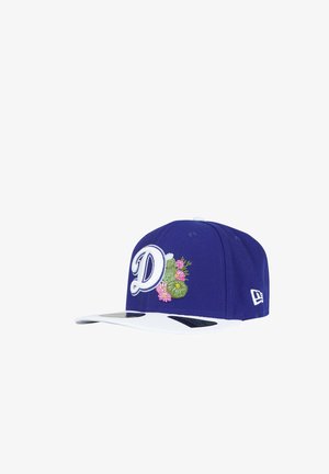 Cappellino da baseball blu e bianco con lettera "D" ricamata e design floreale rosa e verde sul pannello frontale, logo New Era sul lato.