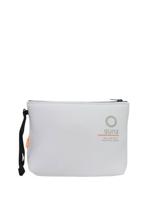 Bustina rettangolare bianca con cerniera, cinturino nero da polso e piccolo logo stampato con la scritta "Suns WE-AR 360° MOVING LIGHT".