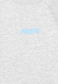 Szara bluza z teksturowanej tkaniny z niebieskim logo "PROSTO." umieszczonym na środku klatki piersiowej, okrągłym dekoltem i krótkimi rękawami.