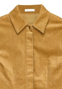 Chemise en velours côtelé couleur chameau avec col pointu et fermeture à boutons cachés au centre avant.