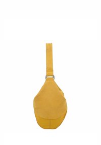Geel leren tas met een zachte, suède-achtige textuur. Het heeft een ronde vorm, een enkele riem en zilverkleurige hardware voor bevestiging.