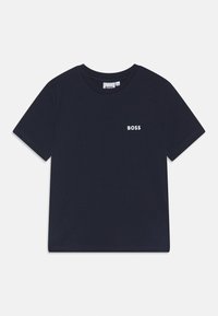 Tumši zila kokvilnas T-kreklu ar īsām piedurknēm, apaļu kaklu un baltu "BOSS" logo kreisajā krūtīs. Klasiskais piegriezums ar gludu tekstūru.