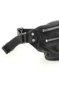 Zwarte leren tas met twee zilveren ritsen en metalen accenten. Heeft een gestructureerd oppervlak en een verstelbare schouderband met drukknopen.