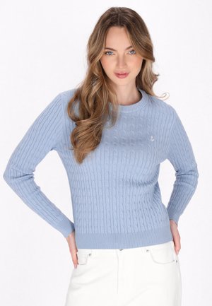 Hellblauer Kabelstrickpullover mit langen Ärmeln, Rundhalsausschnitt und geripptem Saum. Verfügt über ein kleines gesticktes Ankerdetail auf der Brust.