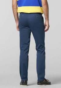 Blaue Baumwollmischung-Hosen mit schlanker Passform, ausgestattet mit zwei Gesäßtaschen mit Knopfverschlüssen und dezenten Steppdetails.