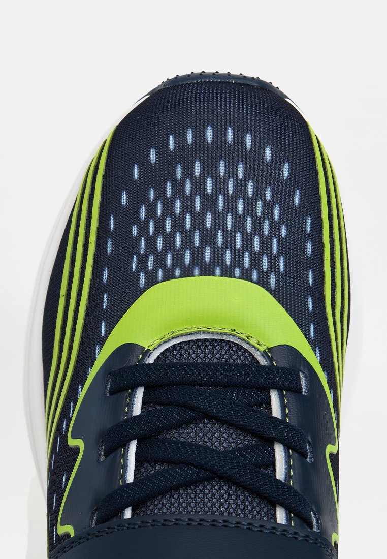 Zapatilla de correr azul marino y verde neón vista frontal, con cordones negros, parte superior de malla y un patrón de puntos reflectantes en la zona de los dedos.