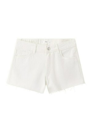 Short en denim blanc avec fermeture par bouton et zip, poches avant, passants pour ceinture et bords ourlés effilochés.