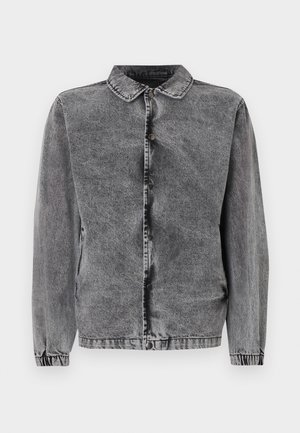 Siva denim jakna s ovratnikom, sprednjim gumbom in elastičnimi manšetami. Ima rahlo obrabljen videz in klasičen dizajn.