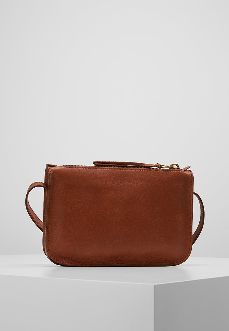 Madewell SIMPLE XBODY Skulderveske english saddle Madewell SIMPLE XBODY - Skulderveske - english saddle