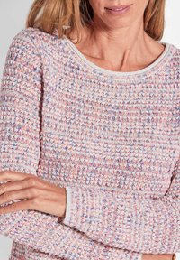 Leichter gestrickter Pullover in Pastellfarben mit einem strukturierten Muster, Rundhalsausschnitt und gerippten Bündchen. Abgerundet mit weißen Akzenten.