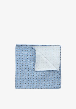 Bawełniany koc o niebieskim tle, z powtarzającym się wzorem małych, brązowych trójkątów. Tył jest jasnoniebieski.