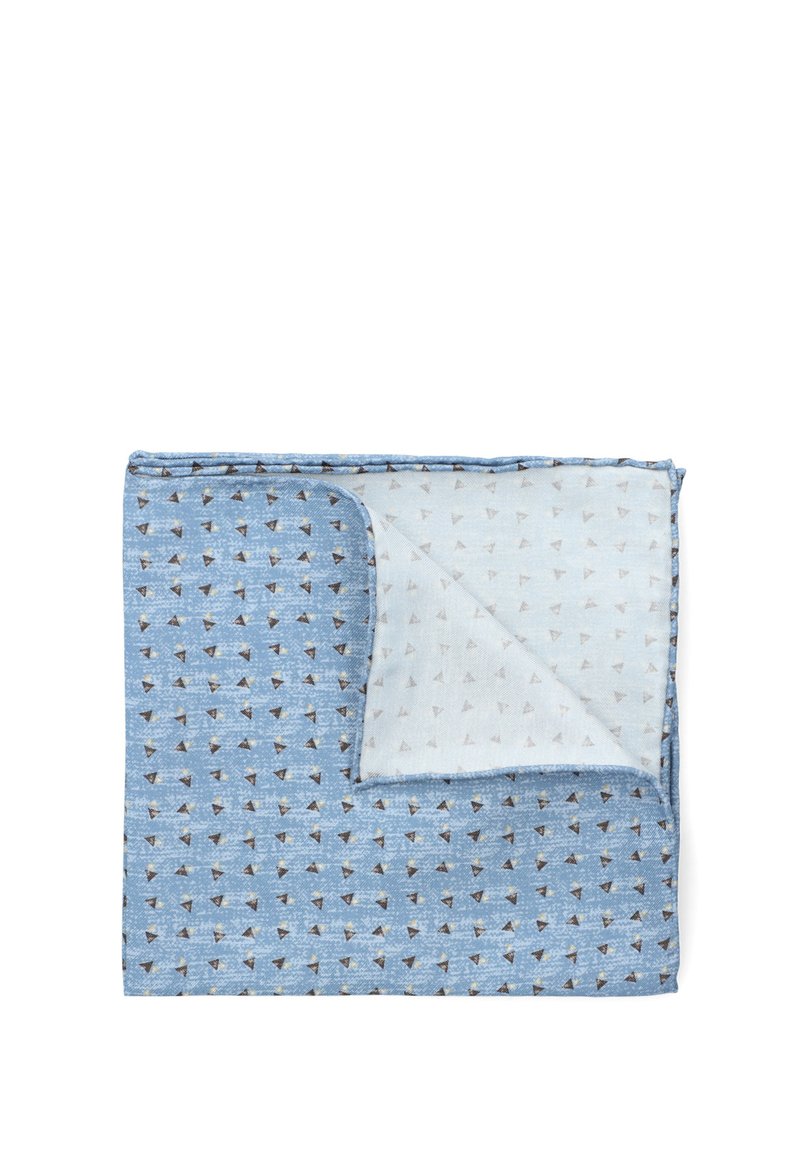 Bawełniany koc o niebieskim tle, z powtarzającym się wzorem małych, brązowych trójkątów. Tył jest jasnoniebieski.