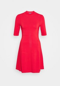 Robe en maille rouge à manches courtes, col rond, détails texturés verticaux et jupe évasée. Tissu doux avec une finition lisse.