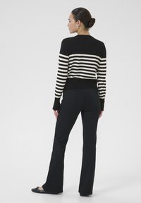 Kaffe Neuletakki - black turtledove half stripe