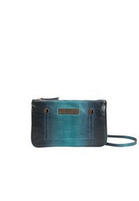Leren clutch met een ombre ontwerp, dat overgaat van diep zwart naar teal, met gouden hardware, een gestructureerde afwerking en een afneembare schouderband.