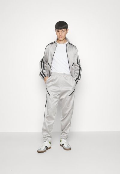 Neil Barrett RELAXED LOOSE AVIATOR DIAGONAL POCKETS TROUSERS - Παντελόνι φόρμας - silver-coloured/black