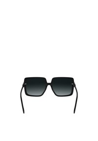 Lunettes de soleil carrées noires avec des verres à dégradé sombre, monture en plastique épaisse et branches fines. Présente un logo discret près de la charnière.